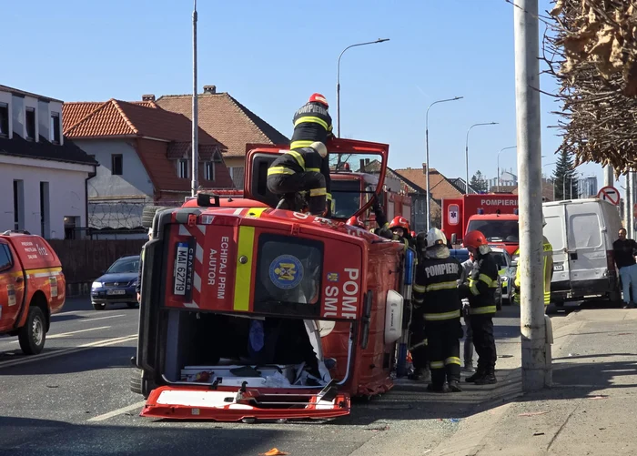 Ambulanța SMURD s-a răsturnat FOTO: Facebook
