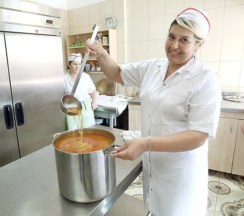 Bucătăreasa Gabi  face ciorbe ”ca  la mama acasă”  pentru căminiști