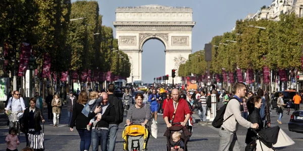 Oameni circulă pe bulevardul Champs Elysees în timpul Zilei fără maşini în Paris Franţa FOTO AP