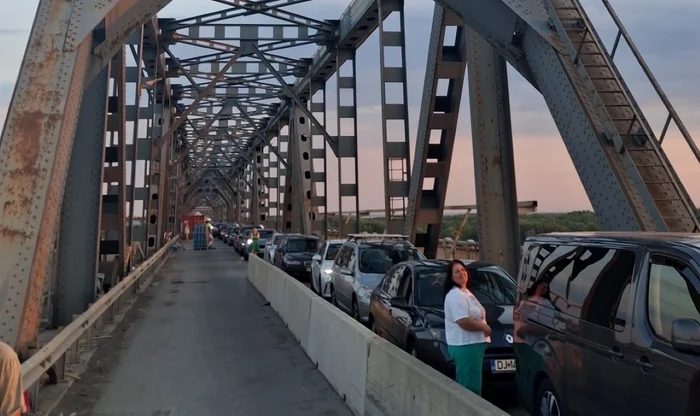 Circulația pe Podul Giurgiu-Ruse, blocată total pe ambele sensuri, din cauza unui TIR care s-a defectat. Rute alternative