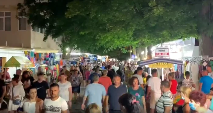 
    Cei mai mulți turiști nici măcar nu poartă mască, deși sunt într-un loc aglomeratFoto: captură video  