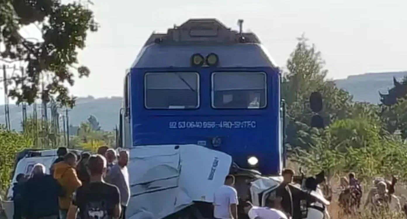 O mașină a fost lovită de tren, iar patru persoane au murit