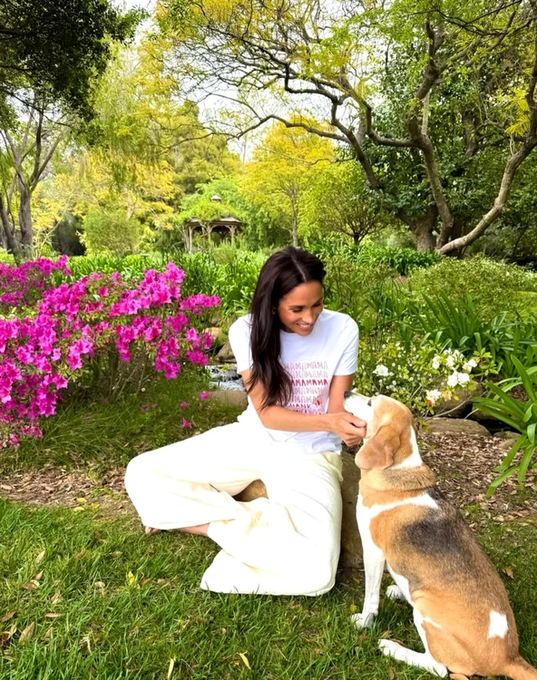 Meghan Markle cu câinele în grădină, Instagram png