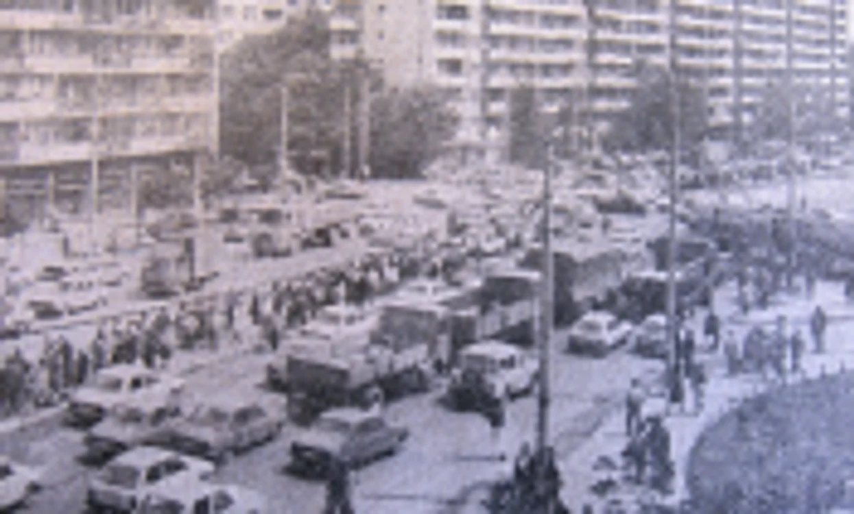 Mai 1990: Şoseaua Mihai Bravu din Bucureşti este plină de oameni care şi-au părăsit locuinţele de frica unui nou cutremur