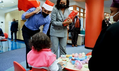 1 michelle si barack obama ajutoarele mosului pentru copiii din chicago 2021 1 jpg jpeg