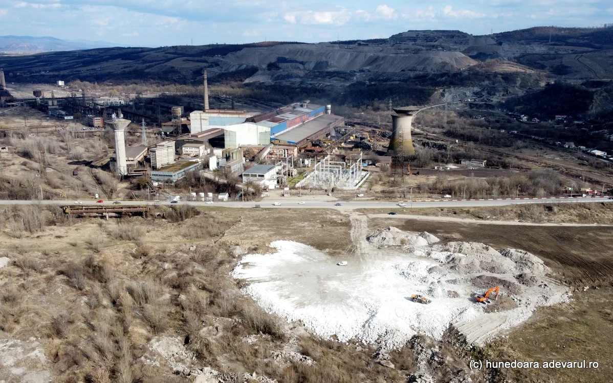 Zona propusă pentru construcția unui centru comercial, peste drum de combinat. Foto: Daniel Guță