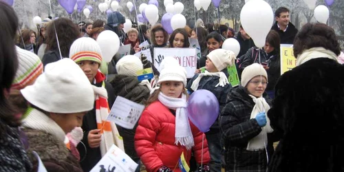 Campania împotriva violenței în familie s-a încheiat cu un marș