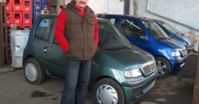 Osvath Ferenc alături de maşinuţele sale
