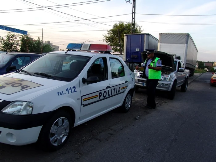 Un autobuz cu 14 călători s-a răsturnat pe un drum judeţean din Argeş FOTO Adevărul