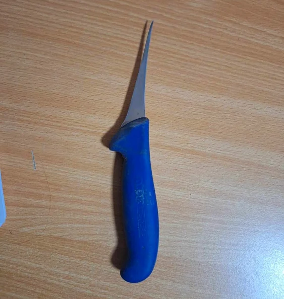 Cuțitul cu care a fost amenințat un vânzător FOTO PLT