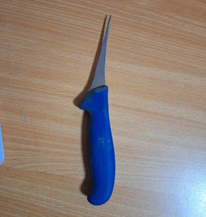 Cuțitul cu care a fost amenințat un vânzător FOTO PLT
