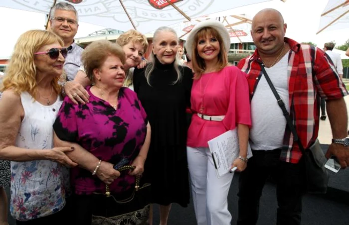 Marina Almășan și echipa emisiunii Ceaiul de la ora 5