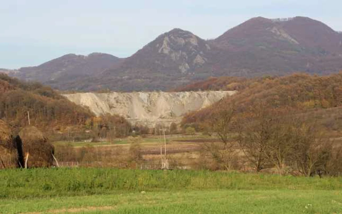 În locul fostului iaz de decantare al exploatării aurifere, după 1990 a apărut un teren de fotbal ce a fost lăsat, la rândul lui, în paragină