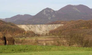 În locul fostului iaz de decantare al exploatării aurifere, după 1990 a apărut un teren de fotbal ce a fost lăsat, la rândul lui, în paragină jpeg