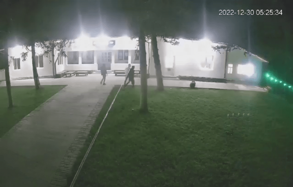 Jaf cu mascați într-un local din Dolj. Momentul în care barmanul este legat și amenințat cu moartea VIDEO