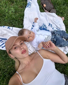 "Fiecare copil vine cu lecțiile lui pentru părinți", spune Emily Burghelea