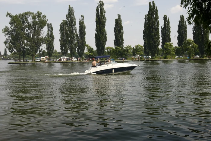 
    Un om şi-a pierdut viaţa, iar altul a intrat în comă în urma unui accident între două ambarcaţiuni pe lacul Snagov  