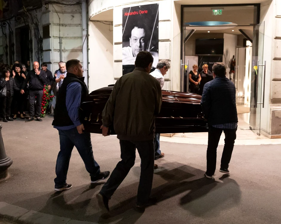 
    Fosta soţie a lui Alexandru Darie ( stânga), consolată de actorul Marian Râleafoto: Inquam/Ilona Andrei   