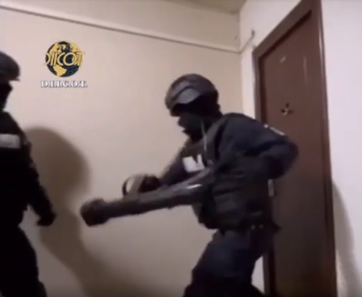Percheziţii la persoane suspectate de contrabandă cu arme, braconaj şi trafic de droguri