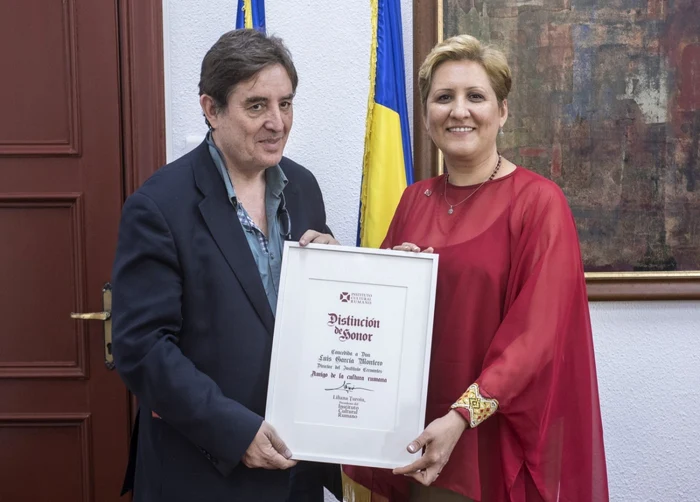 Liliana Ţuroiu, preşedintele ICR, i-a acordat o diplomă de excelenţă, la sediul ICR,lui Luis Garcia Montero, directorul Institutului Cervantes din Spania