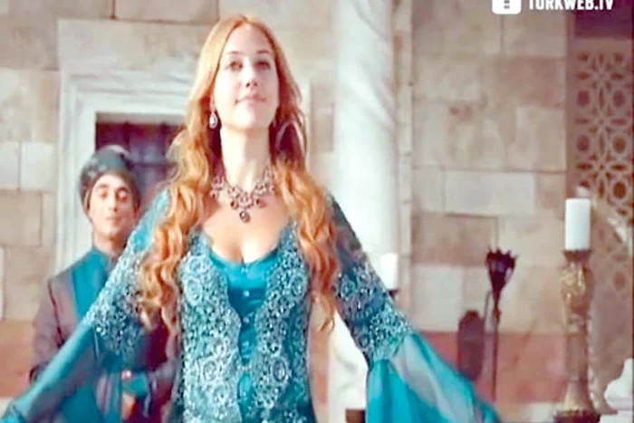 Halit Ergenç îl interpreteazHalit Ergenç îl interpretează în serial pe Sultanul Suleyman, iar soţia lui, Hurrem, este interpretată de Meryem Uzerli ă în serial pe Sultanul Suleyman, iar soţia lui, Hurrem, este interpretată de Meryem Uzerli