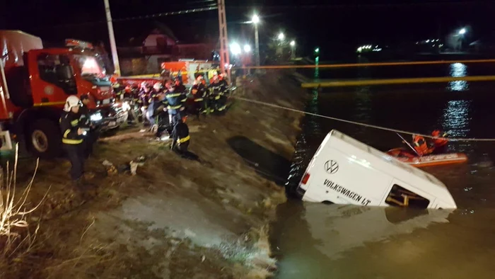 Microbuzul cu zece oameni a plonjat în canalul de aducţiune FOTO: ISU Neamţ