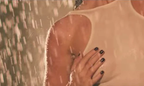 Otilia apre cu sfârcurile la vedere în noul clip jpeg