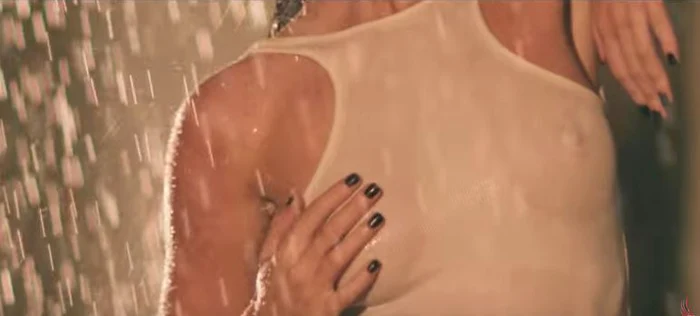 Otilia apre cu sfârcurile la vedere în noul clip