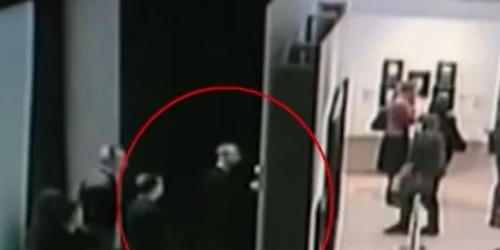 Momentul in care un hot fura un tablou din Galeria Tretiakov Captura RT 