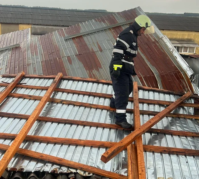 Pompierii îndepărtează acoperișul căzut, Olt FOTO: ISU Olt