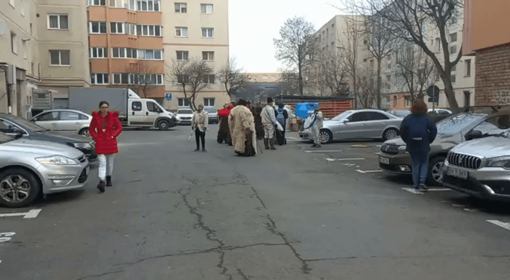 Orașul transilvan cu obiceiuri din Moldova. Cum a preluat Brașovul obiceiul colindului cu ursul | VIDEO