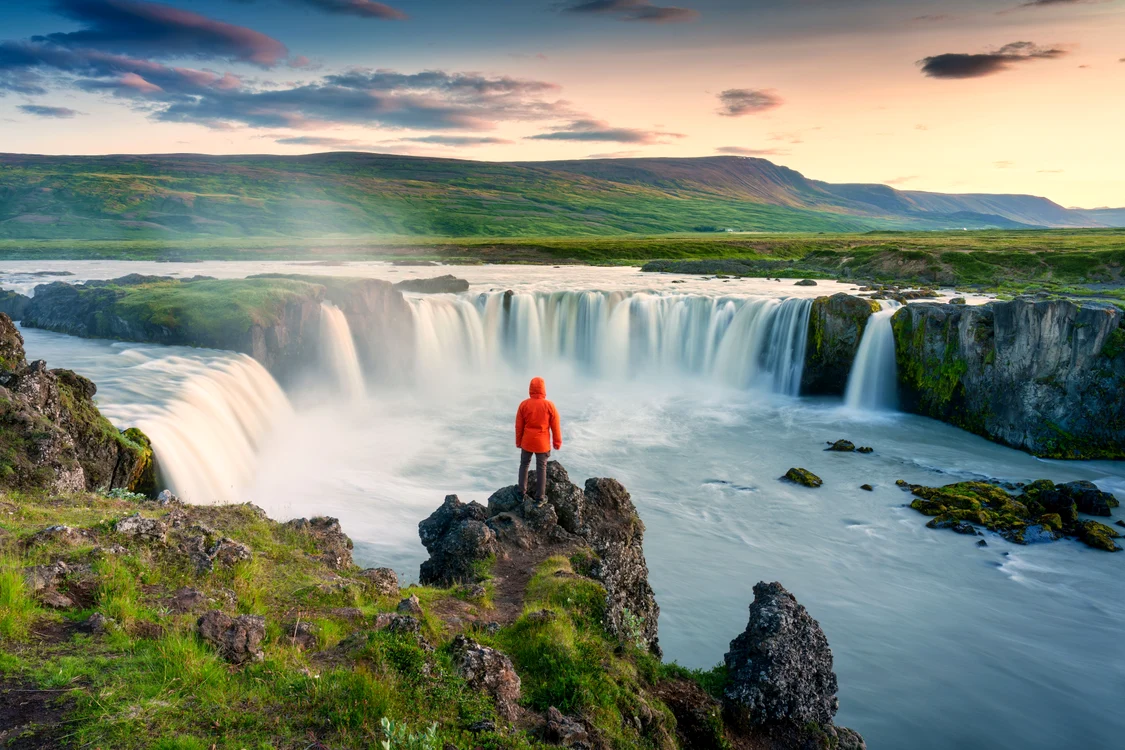 Turist care admiră cascada Goðafoss FOTO Shutterstock