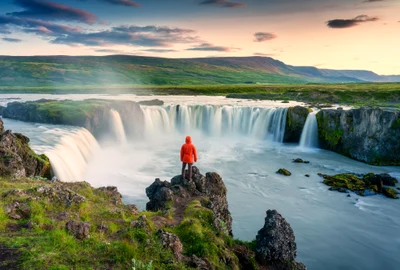 Turist care admiră cascada Goðafoss FOTO Shutterstock