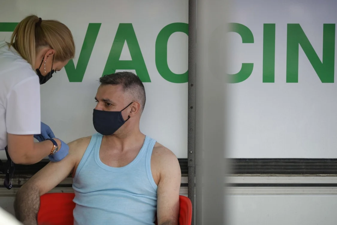 CNCAV: Cel mai bun mod de a vă proteja pe voi şi pe cei din jur este să vă vaccinaţi FOTO Inquam Photos / Octav Ganea
