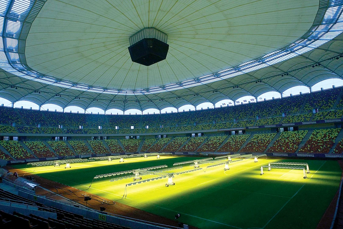 
    Aparatele cu raze  ultraviolete au  funcţionat ieri aproape  12 ore pe Arena Naţională Foto: David Muntean  