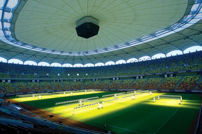 Aparatele cu raze ultraviolete au funcţionat ieri aproape 12 ore pe Arena Naţională Foto: David Muntean