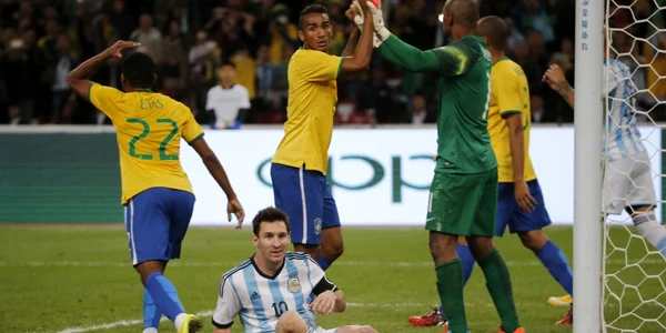 Jucătorii Braziliei se bucură după ce Lionel Messi