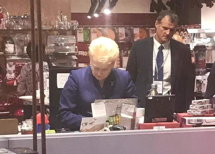 
    Dalia Grybauskaitė a fost însoțită la mall de membrii delegației Lituaniei  