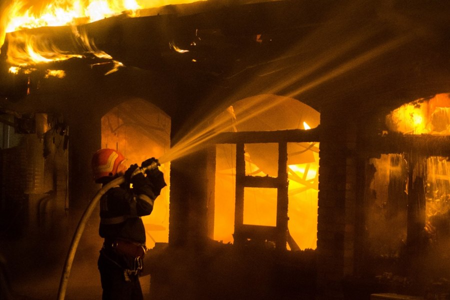 O bătrână a murit carbonizată în casa cuprinsă de flăcări. Al cincilea incendiu mortal din Galaţi în mai puţin de două luni