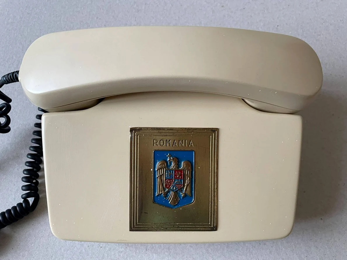 Telefon operativ, fără taste, donat Muzeului Județean Buzău de un anonim 