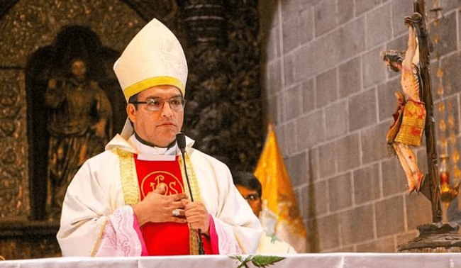 Un episcop a fost demascat că are 17 „amante secrete”. Cui a trimis din greșeală fotografii compromițătoare 