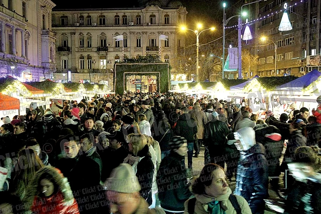 În Piaţa Universităţii  puteţi vedea printre altele,  cel mai mare brad din oraş   şi diverse proiecţii de lumini  pe faţada sediului BCR (Fotografii: Dorin Constanda)