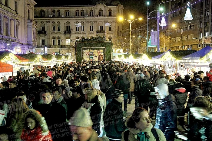 În Piaţa Universităţii puteţi vedea printre altele, cel mai mare brad din oraş şi diverse proiecţii de lumini pe faţada sediului BCR (Fotografii: Dorin Constanda)