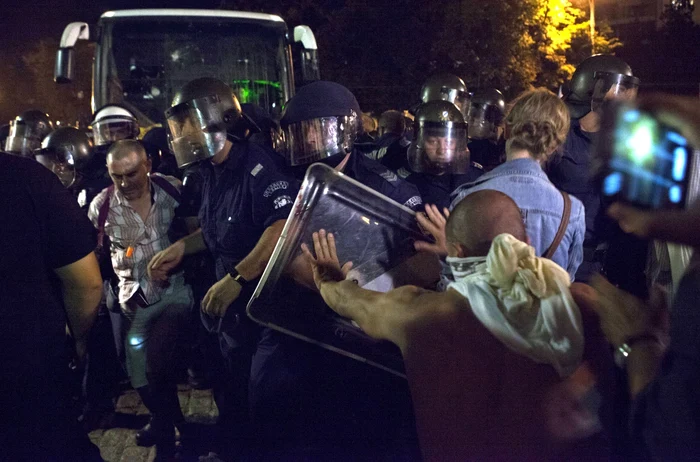 Poliţia bulgară a scos cu greu, ieri, din clădirea Parlamentului
circa o sută de legislatori, miniştri şi jurnalişti, asediaţi de protestatarii
bulgari anti-corupţie. Mii de bulgari protestează de 40 de zile împotriva guvernului
de la Sofia, contestat acum şi pentru numirea unui magnat media ca şef al serviciilor
de informaţii – ceea ce este considerată o dovadă clară că interesele private controlează
instituţiile publice din ţară.