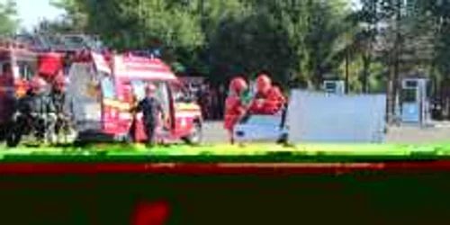 Pompierii le pot arăta vizitatorilor cum salvează vieţile victimelor din accidentele rutiere. Arhivă