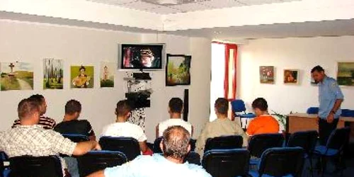 Bacău: Deținuți în vizită la Biblioteca Județeană