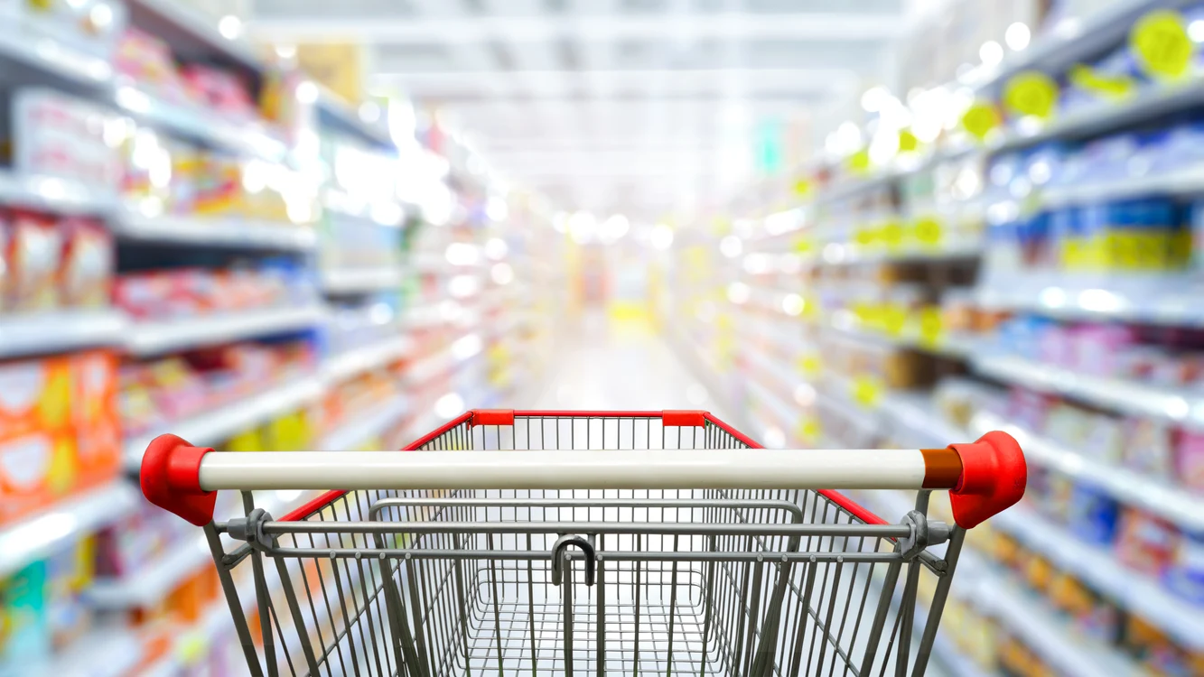Coș de cumpărături gol într-un supermarket