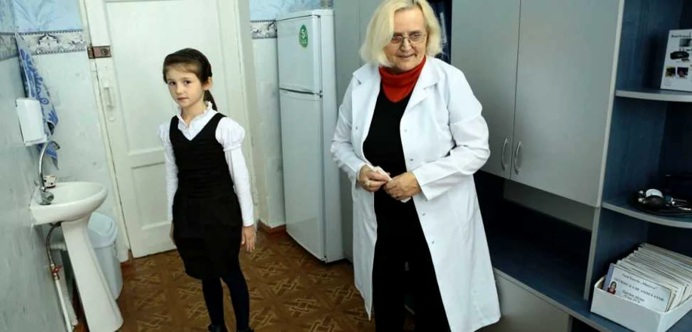 Asistenta medicală Lora Bogatu este responsabilă de sănătatea elevilor FOTO Dumitru Goncear