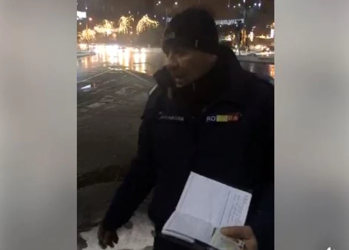 Jandarmul despre care cetăţenii aflaţi în Piaţa Victoriei spun că era sub influenţa alcoolului FOTO Captură Video Facebook Tudor Chirilă