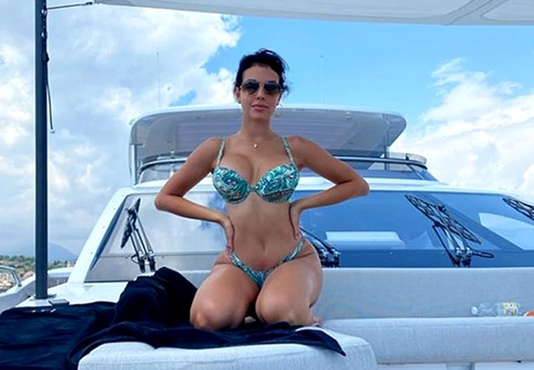 Georgina Rodriguez a pozat aproape zilnic pe yacht cât a fost în vacanță